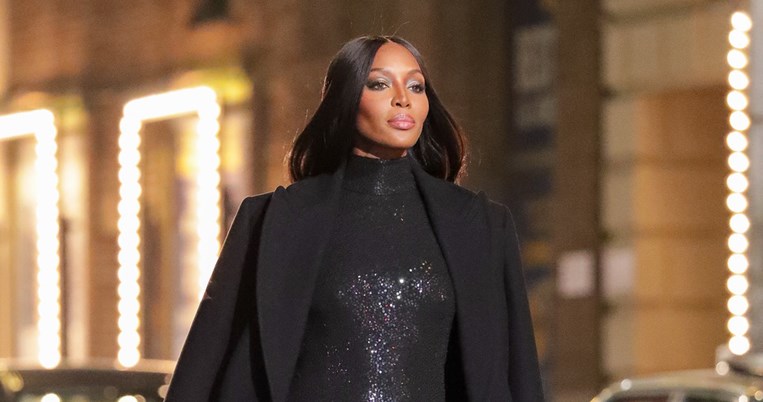 Η Ναόμι Κάμπελ ποζάρει με μαγιό στα 51 της και αποδεικνύει γιατί είναι η απόλυτη θεά του μόντελινγκ