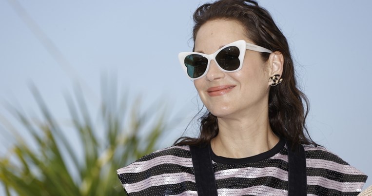 Η Marion Cotillard με το travel look που θα συγκινήσει κάθε γνήσια jetsetter