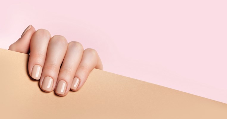 Τα χρώματα στα νύχια που αναδεικνύουν την ηλιοκαμένη επιδερμίδα