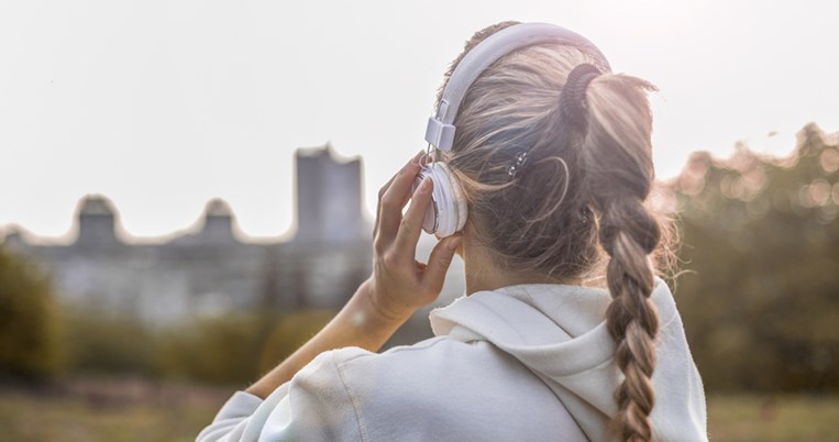 Τα χτενίσματα που πρέπει να αποφύγετε για υγιή και δυνατά μαλλιά
