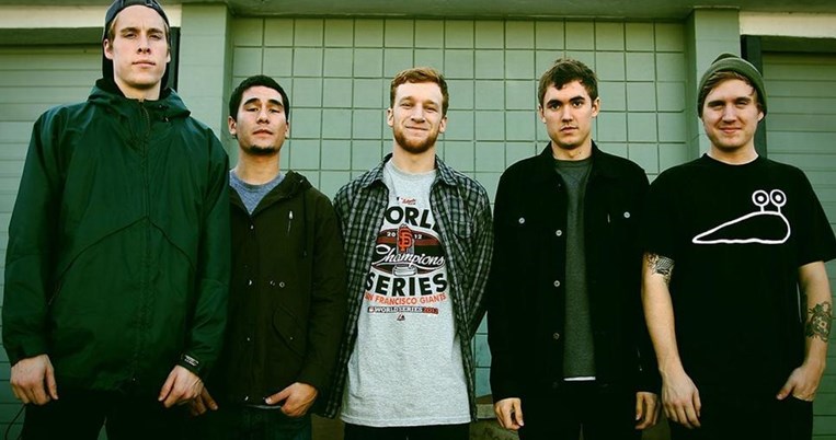 Τραγουδιστής κλώτσησε θαυμάστριά του επειδή ανέβηκε στη σκηνή