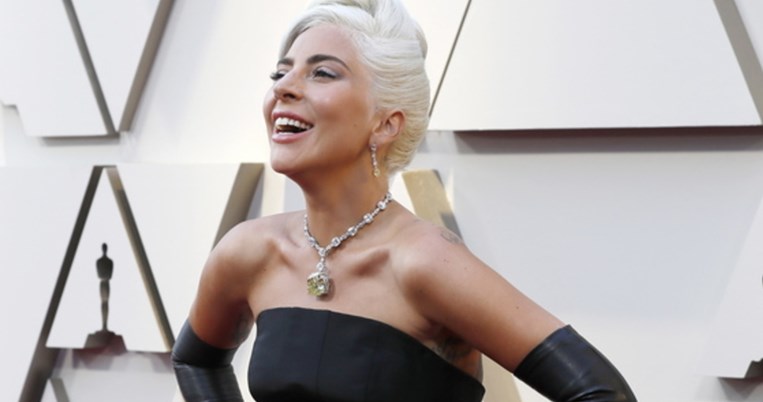 Λέιντι Γκάγκα: Γεμάτη αυτοπεποίθηση με το πιο μικροσκοπικό μπικίνι