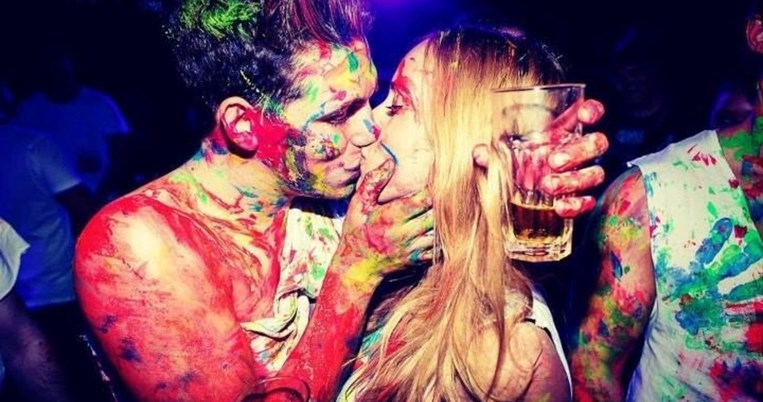 Το πρώτο φιλί δόθηκε σε ένα πάρτι. Μια ιστορία για τη «γλώσσα της γλώσσας»