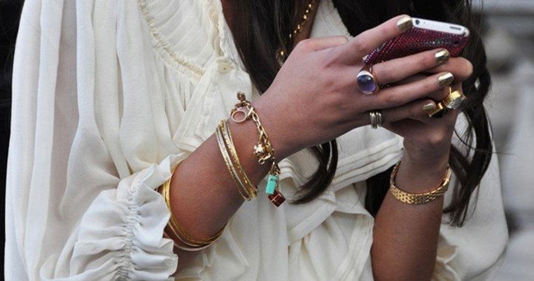 Το κόσμημα που έχει ξετρελάνει το fashion κοινό και οι πολλοί τρόποι να φορεθεί σωστά
