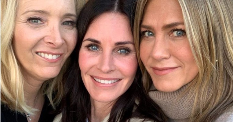 Lisa Kudrow | Οι ευχές της Jennifer Aniston και της Courteney Cox για τα 58α γενέθλιά της