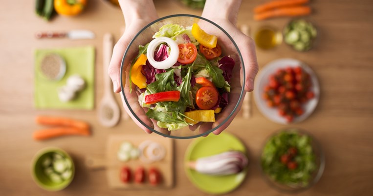 Vegan σαλάτα με κινόα και φρούτα ιδανική για αποτοξίνωση