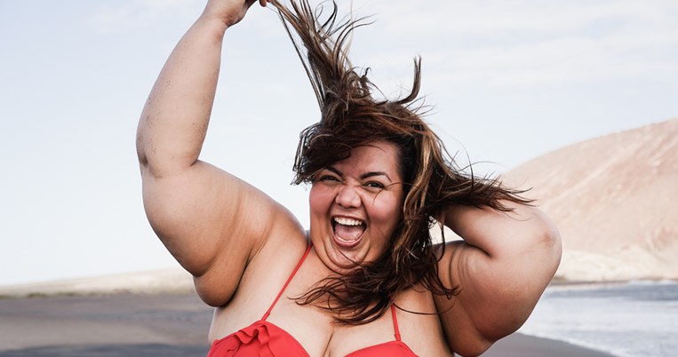 Φωτογράφος απαθανατίζει τις αντιδράσεις περαστικών απέναντι σε υπέρβαρο άτομο