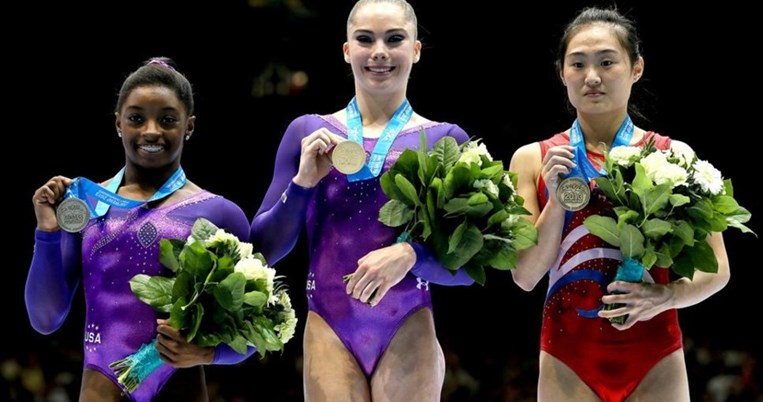  «Γυμνή, ολομόναχη με τον Λάρι Λασάρ. Ποιος φταίει γι’ αυτό;»