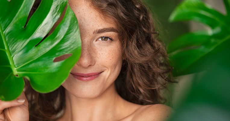 Πώς θα αποφύγεις τις πανάδες, το δέρμα που γυαλίζει και το αλλοιωμένο μακιγιάζ;