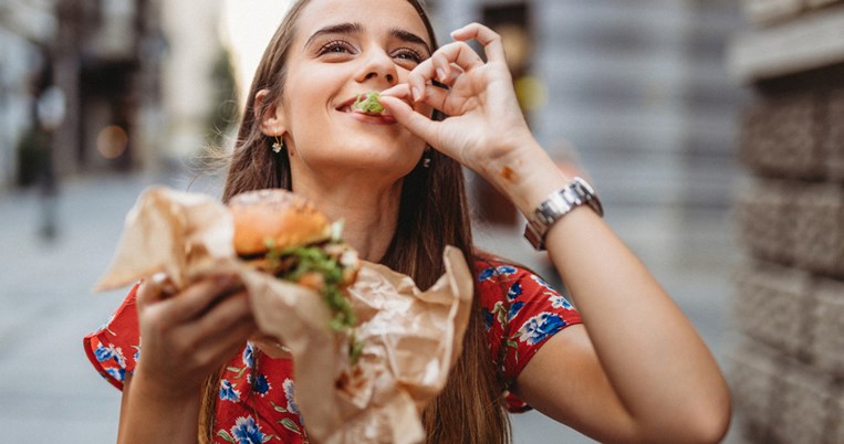 Τι να κάνω όταν τρώω πολύ; Να πώς θα ξεπεράσεις το food hangover