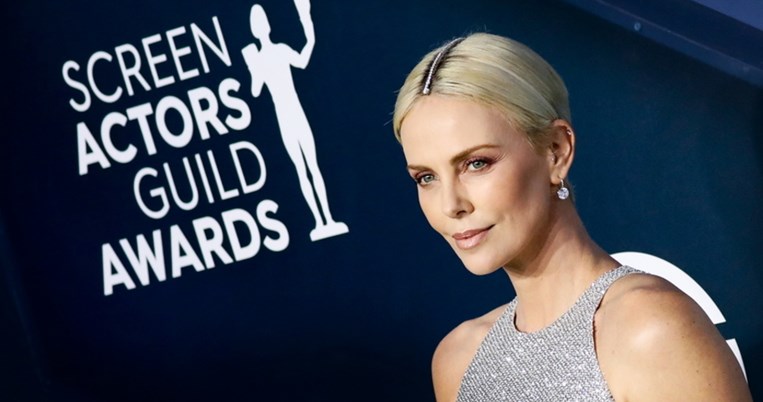 H βόλτα της Σαρλίζ Θερόν στα σοκάκια της Ύδρας με τη μητέρα και τα παιδιά της