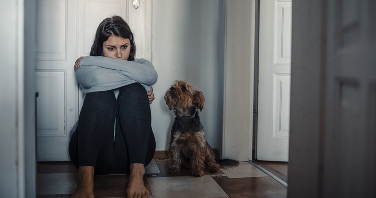 «Μα, δε φαίνεσαι να έχεις κάτι» - Η εξομολόγηση μιας κοπέλας που πάσχει από μια αόρατη ασθένεια