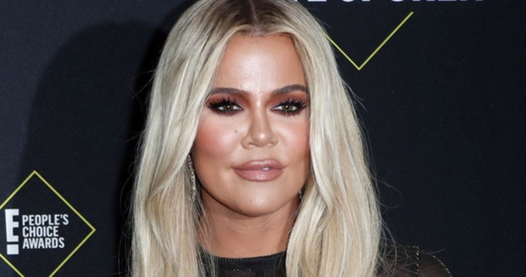 H Khloe Kardashian μάς δείχνει πώς είναι τα "φυσικά" της μαλλιά