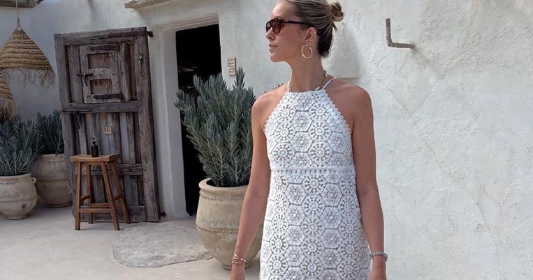 Λευκό φόρεμα: Πώς να δημιουργήσεις τις πιο κομψές εμφανίσεις για την πόλη και το νησί