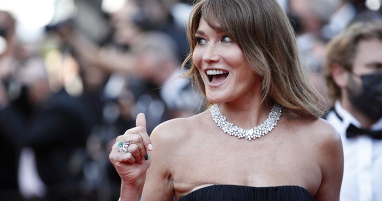 Σε ένα κυκλαδίτικο σπίτι με μαγευτική θέα: Η Κάρλα Μπρούνι κάνει διακοπές στην Ελλάδα