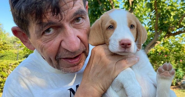 «Να σ'αγαπώ»: H τρυφερή, δημόσια ερωτική εξομολόγηση του Γεράσιμου Σκιαδαρέση στη Μπέσυ Μάλφα