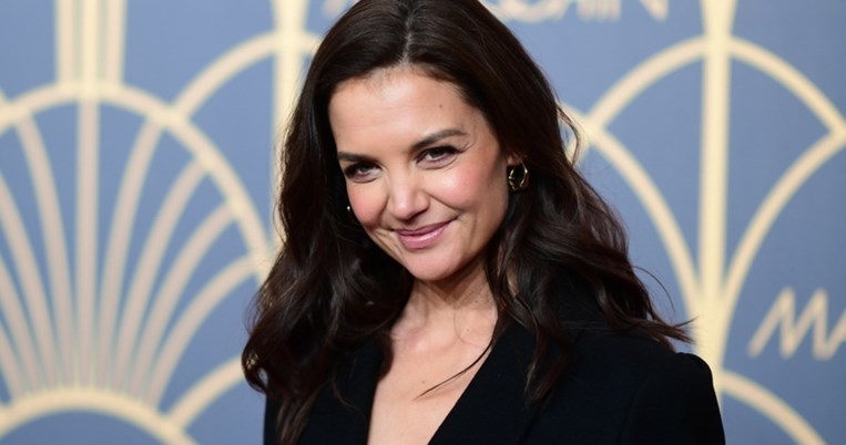 Η Κέιτι Χολμς μας δείχνει τον πιο σωστό τρόπο να φορέσουμε το λευκο πουκάμισο φέτος το φθινόπωρο