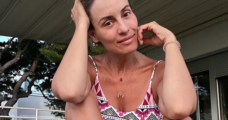 Καλοκαιρινή γαλήνη: H Ελεονώρα Μελέτη ποζάρει αγκαλιά με την κόρη της, Αλεξάνδρα, στην παραλία