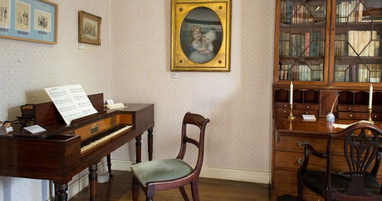 Μέσα στο πανέμορφο σπίτι της Τζέιν Ώστεν στο Hampshire ο 19ος αιώνας είναι ακόμα ζωντανός