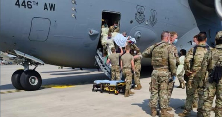 Το χάος δεν έχει τέλος στο Αφγανιστάν: Παιδιά χάνονται στο αεροδρόμιο, Αφγανή γέννησε σε αεροσκάφος