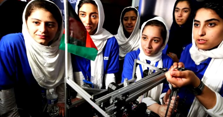 Σύμβολο για τα κορίτσια της χώρας τους: Η ομάδα Ρομποτικής του Αφγανιστάν διέφυγε από την Καμπούλ