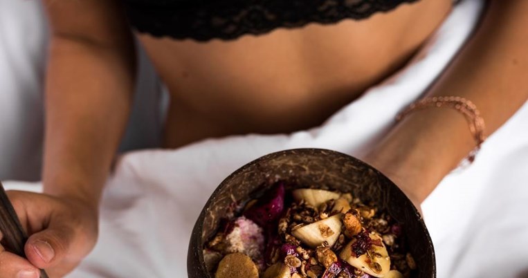 Αυτές είναι οι τροφές που πρέπει να βάλεις στο πρωινό σου γεύμα για ένα πιο υγιές και λαμπερό δέρμα