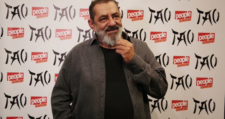 Το όλο λατρεία βλέμμα του Αντώνη Καφετζόπουλου στον 22χρονο γιο του, Σπύρο 