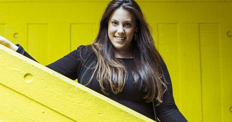 Παντρεύτηκε η Μαίρη Κατράντζου: O παραμυθένιος γάμος στις Σπέτσες και το vintage νυφικό