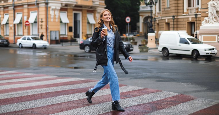 5 φθινοπωρινά looks με τζιν παντελόνι για γυναίκες άνω των 50