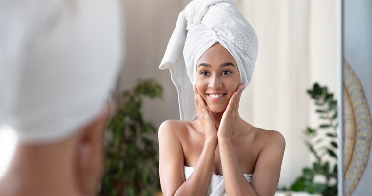 Έχεις κηλίδες από τον ήλιο; Τι πρέπει να αλλάξεις στη διατροφή σου