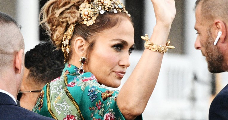 Σαν σύγχρονη αυτοκράτειρα: Η εντυπωσιακή εμφάνιση της Τζένιφερ Λόπεζ στο σόου των Dolce & Gabbana