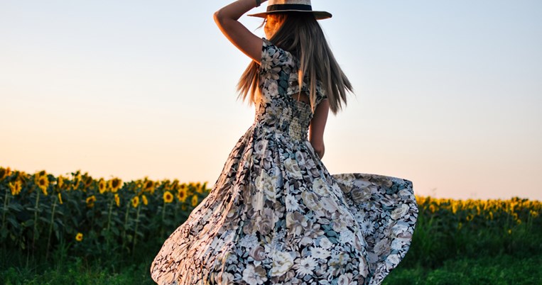 7 midi φορέματα που θα κάνουν το καθημερινό ντύσιμο πιο εύκολο