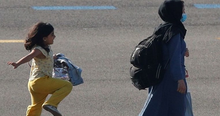 Το παιδικό φως νικά το σκοτάδι των Ταλιμπάν: Η φωτό με το χαρούμενο κοριτσάκι που φτάνει στο Βέλγιο