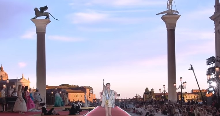 Ξαφνικά σταμάτησαν όλα: Δυνατό χαλάζι διέκοψε για λίγο το σόου των Dolce & Gabbana στη Βενετία