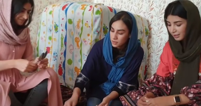 «Είμαστε τελειωμένοι»: Η ιστορία της Αφγανής YouTuber που σκοτώθηκε στο αεροδρόμιο της Καμπούλ