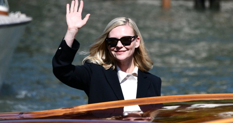 Η αιώνια έφηβη Κίρστεν Ντανστ είναι - μέχρι τώρα - η πιο κομψή παρουσία στο Φεστιβάλ Βενετίας