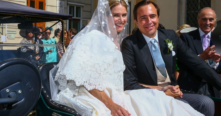 Η πριγκίπισσα Μαρία του Λιχτενστάιν παντρεύτηκε (ξανά) μέσα σε ένα αρχοντικό Valentino φόρεμα 