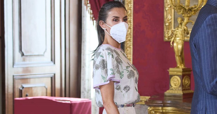 Το μαύρο, σικάτο φόρεμα της Λετίσια «έκρυβε» ένα σημαντικό μήνυμα και μία προσιτή τιμή 