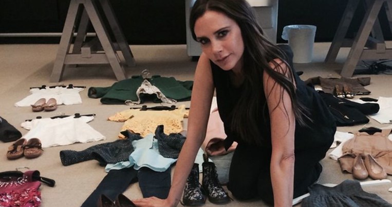 10 εμφανίσεις της Βικτόρια Μπέκαμ που διδάσκουν στυλ, είτε τη συμπαθείς είτε όχι 