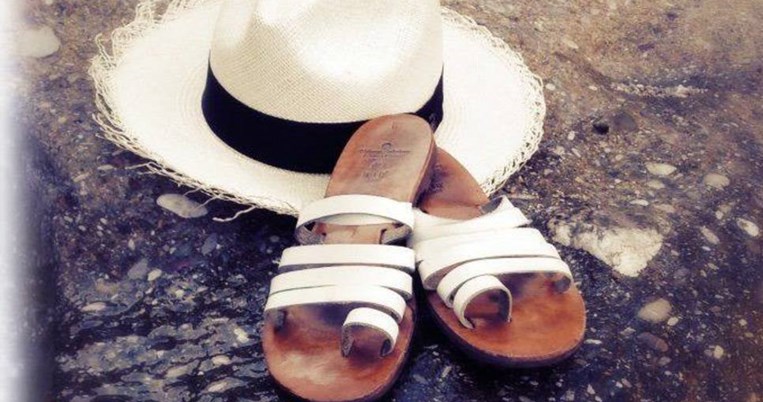 Melissinos Sandals. Εδώ ψώνιζαν σανδάλια οι Beatles, εδώ ψωνίζει και σήμερα ο Τζέρεμι Άιρονς