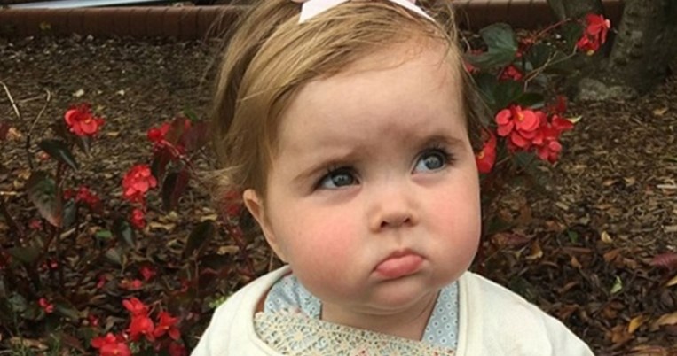 Κι όμως η γλυκιά μπέμπα που βλέπετε δεν μπορεί να φάει απολύτως τίποτα. Γιατί; 