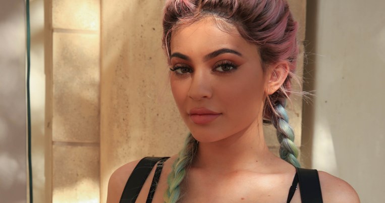 Tα lip gloss της Kylie Jenner έχουν ένα τεράστιο ελάττωμα και το internet γελάει