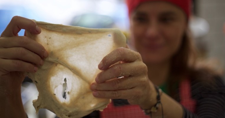 Το πεντανόστιμο ψωμί της Ελισσάβετ θα φτάσει στα χέρια σου με έναν ποδηλάτη, στο κέντρο της Αθήνας