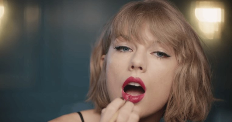 Η νέα διαφήμιση της Taylor Swift για την Apple που σαρώνει. Μετά την τούμπα, ώρα για έξοδο