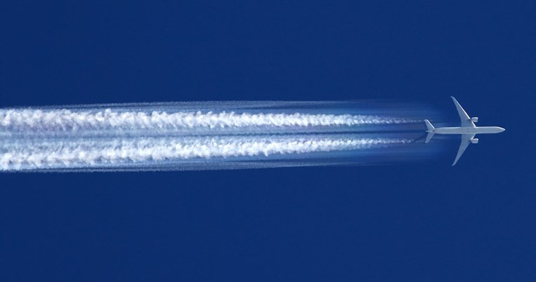 Γιατί τα αεροπλάνα αφήνουν λευκά ίχνη στον ουρανό;