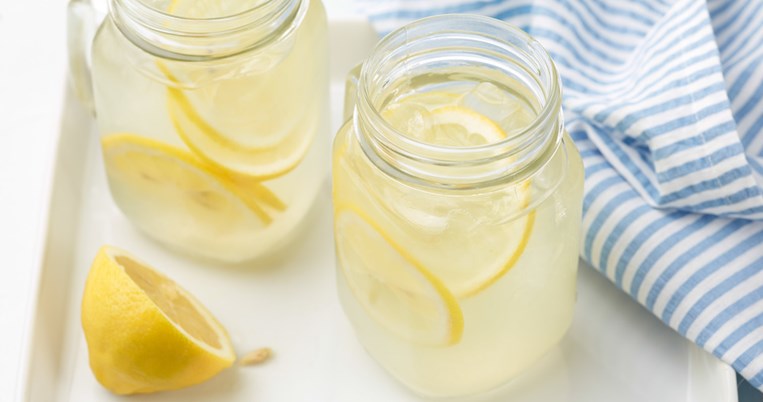 Πώς να φτιάξεις τη σπιτική λεμονάδα της Αργυρώς Μπαρμπαρίγου
