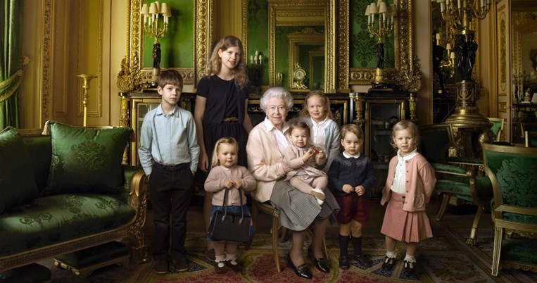 Περήφανη προγιαγιά, η βασίλισσα Ελισάβετ ποζάρει αγκαλιά με τα δισέγγονά της
