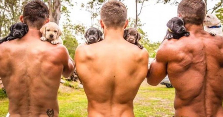 Κορίτσια, ώρα για διάλειμμα. Δείτε φωτό με ημίγυμνους πυροσβέστες αγκαλιά με τρυφερά κουταβάκια