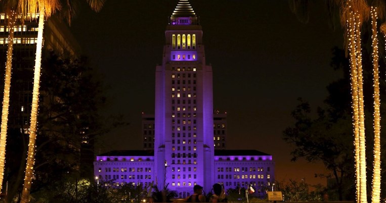 Διάσημα κτίρια φωτίζονται μωβ προς τιμήν του Prince
