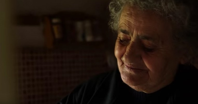 O OHE έκανε ένα συγκινητικό βίντεο για την γιαγιά Παναγιώτα που αγκαλιάζει τους πρόσφυγες
